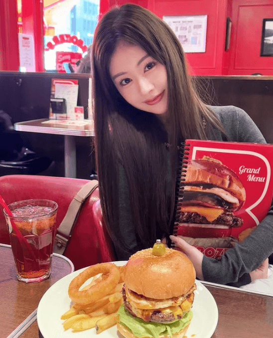「ハンバーガーの気分だったの…」元アイドルの美女、極大サイズの”バーガー・モグモグ”ムービーにファン見惚れる！「豪快だ」