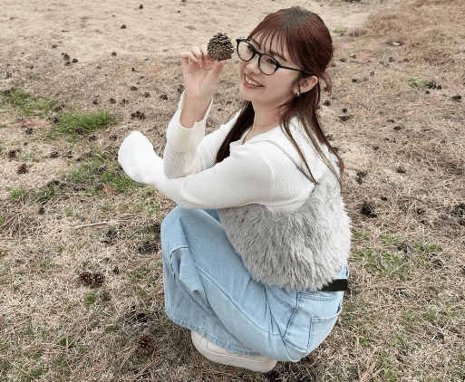 人気モデルのイメチェン！潮騒香る海辺付近で”松ぼっくり・ショット”を披露！ファンときめく「デートしとるような雰囲気の写真で良い」