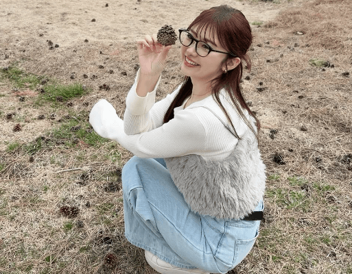 人気モデルのイメチェン！潮騒香る海辺付近で”松ぼっくり・ショット”を披露！ファンときめく「デートしとるような雰囲気の写真で良い」