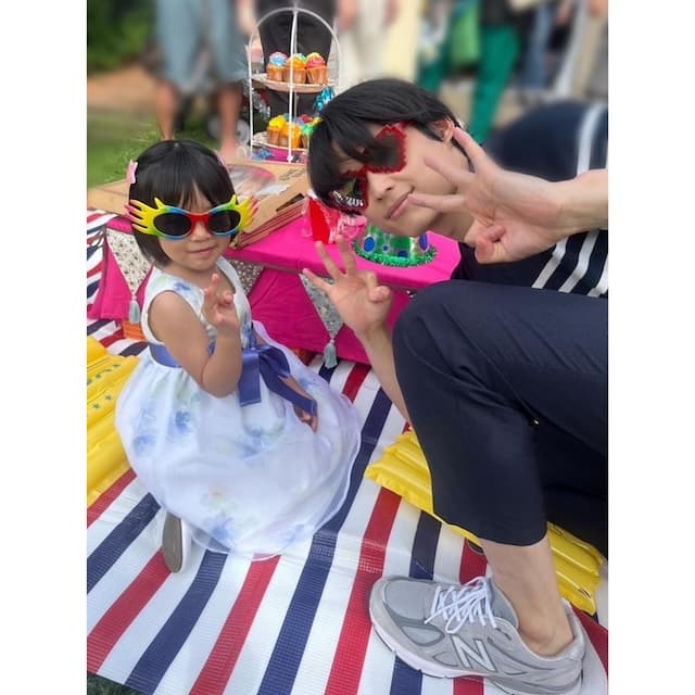 「リアルパパかと思った」人気ドラマの親子ショットが話題に