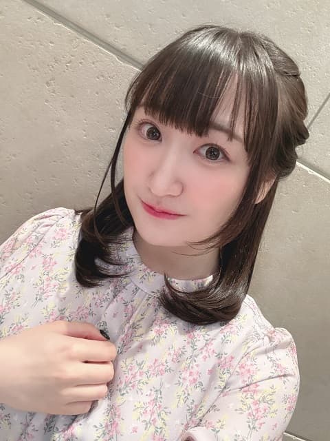 「久々の短さで新鮮」人気女性声優が”バッサリ”ヘアカット報告！似合ってるとファン絶賛