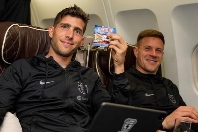 ⚽️バルセロナが日本に向けて出発🛩選手たちの機内での様子に大反響