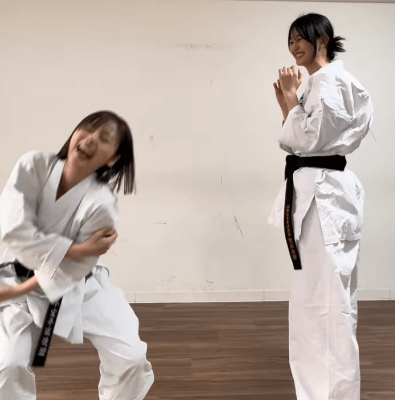 「痛～い！！」女優兼任の美女空手家、”クソ痛かった”と悶絶！空手初段・美女モデルの強烈キックに反響続出！「リアクション芸(笑」