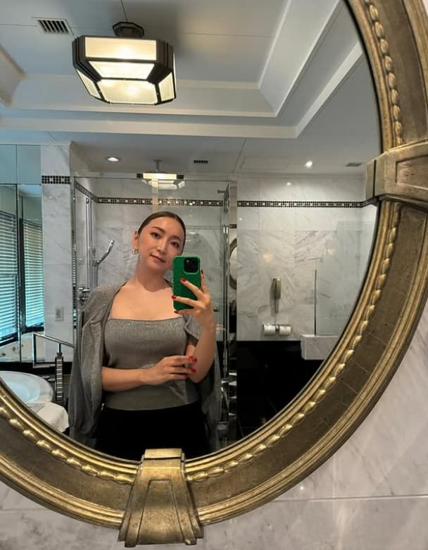 「ホテルがゆりの香りに包まれて幸せでした」加藤綾菜、カトちゃんと過ごす癒しの時間にファンもうっとり