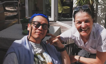 「異国の地で心温まる交流！」佐々木明、オーストリアの行きつけレストランでの笑顔ショット公開