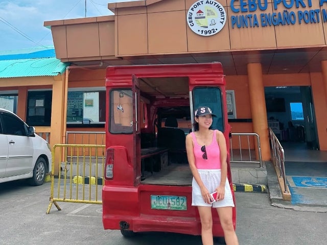 元プロゴルファーのイ・ボミ、セブ港での夏旅ショット。ピンク×白コーデで「Hopping tour」満喫