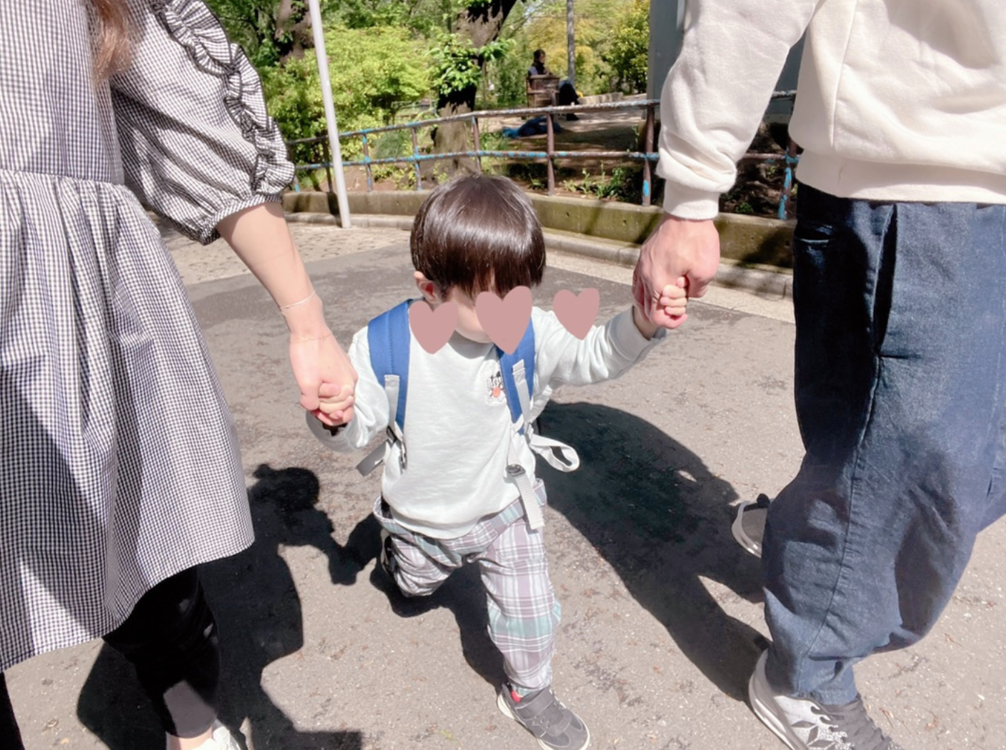 「夫婦で付き添い💕」辻希美さんが杉浦太陽さんと三男の登園へ🌈手を繋いで仲良し❤️
