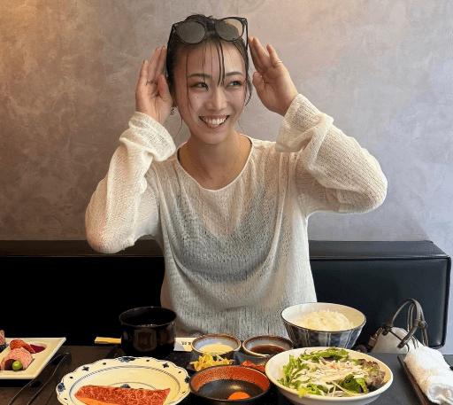 「テンション上がっちゃう」美女空手家、”とある癖”が店内にて発動！？仕草にファンメロメロ