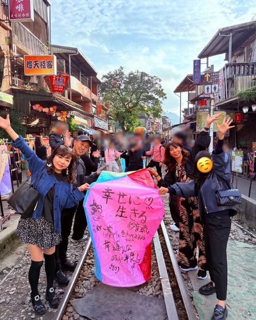 「十份にも行きました！」ハイヒール・モモコ、ランタンに願いを込めて空へ放つ！