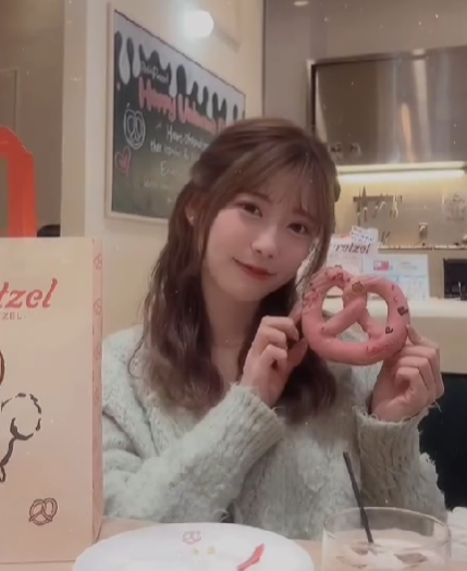 「可愛すぎて息できん」元日向坂の東村芽依、プレッツェルカフェでのオフショットが話題に