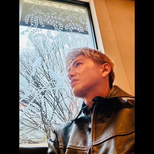 見つめるその先には...木村拓哉が自撮りショットを公開!!