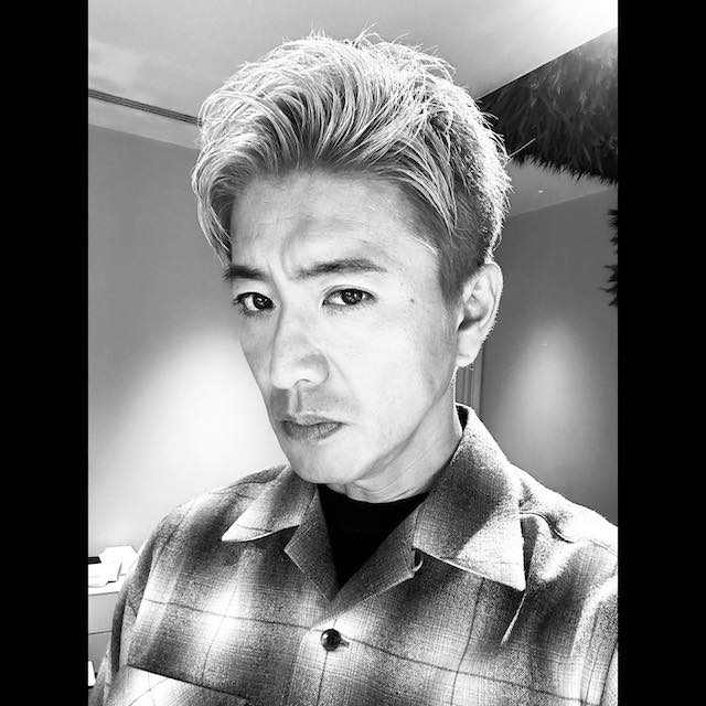木村拓哉が白黒の自撮りショットを投稿👀 「もう少しお待ちください！」」