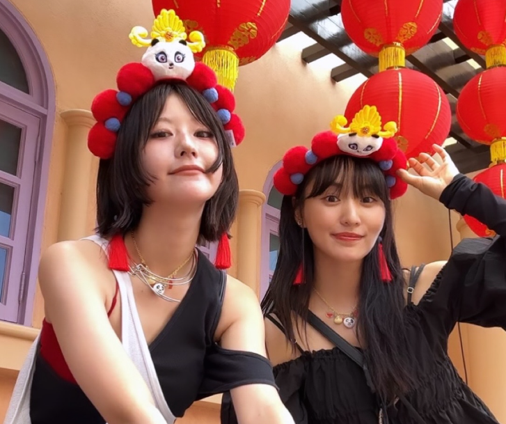 菅井友香、土生瑞穂とシンガポールUSJ満喫！中華風被り物で楽しむ旅ショット