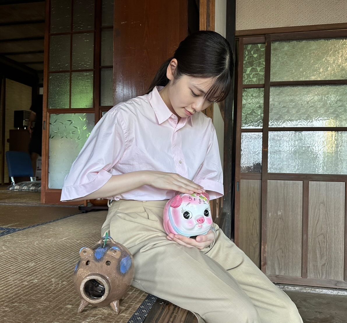 人気女優がドラマ告知、両手には不思議なオブジェも