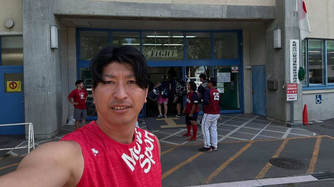 元プロ野球選手・新垣勇人、札幌市円山球場前で決めポーズ！？