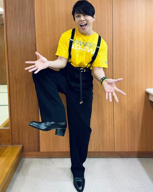 「全国放送のテレビにツアーグッズで出ています♡」西川貴教の衣装がミニオンズに見えると話題に