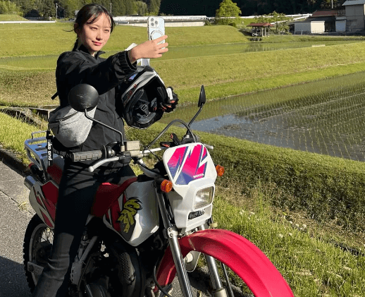 「かっこいい」バイク美女子、田園の農道で披露した”ガールズバイカー・ショット”がクールだとファン拍手喝采！