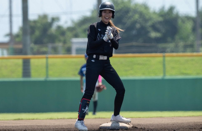 「やるしかねえ」美女野球選手、グラウンドで魅せた”熱くありたいショット”を披露！ファン白熱「ユニホームが熱そう」