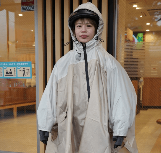 「雨でカッパを着てもかわいい」元スピードスケートの美女、ロケのレインコート着用・オフショットにファン歓喜！