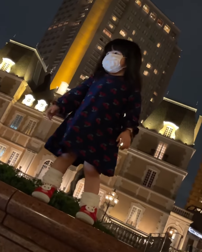 長髪&ワンピース姿!?華原朋美さんが「可愛すぎる」長男を公開👀✨