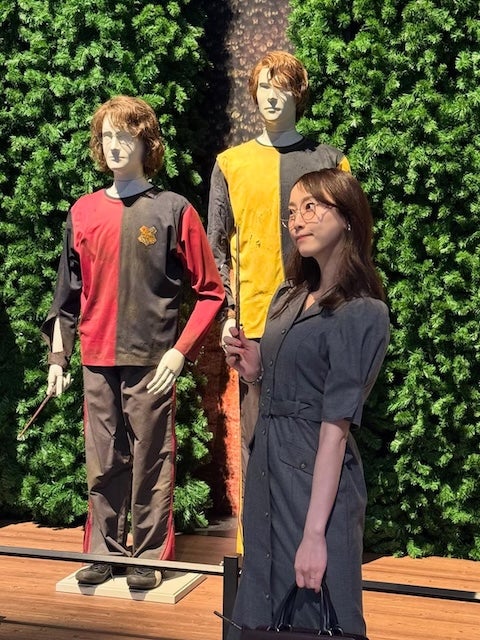 松井玲奈、“ホグワーツで働いている事務の人”姿で「メイキング・オブ・ハリー・ポッター」の世界を楽しむ
