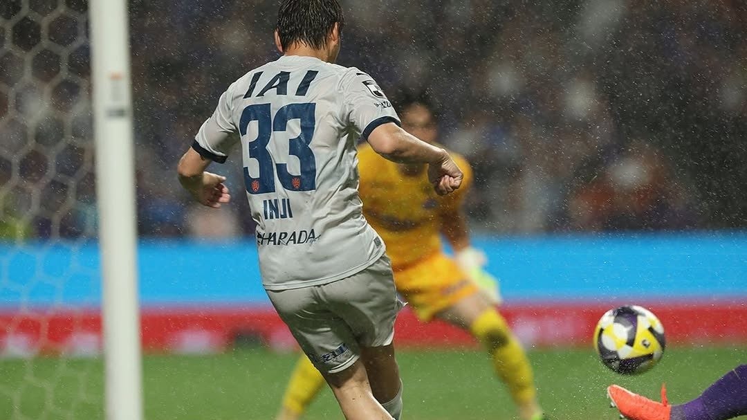 豪雨のピッチで放たれた一蹴…ベテランMFの前向きすぎる宣言にファン沸騰