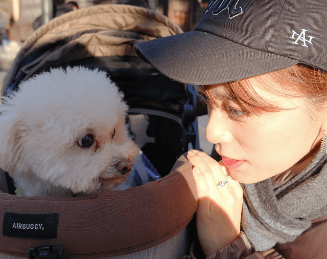 「ミラクル可愛いかよ！」美女アナウンサー、ワンコを見つめる”眼差しが恋人目線”のラブリー具合だとファン熱視線！