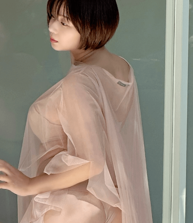 「ナイスボディ！」グラドル和地つかさ、桃色美尻のグラマラスショット公開でファン悶絶