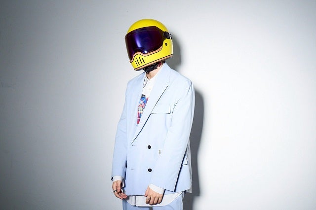 「今日一日コレで」吉野北人、浮腫んだ顔を〇〇で隠すユニークショットを公開！