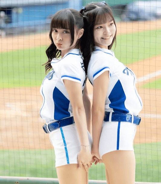 激カワ台湾チアガールの大頭（Sara）推参！球場で”ダブル美女・背中合わせショット”を披露しファン熱狂！「愛しています」