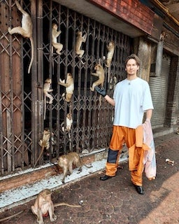 JOY 、ヤンチャな猿に襲撃される⁉︎