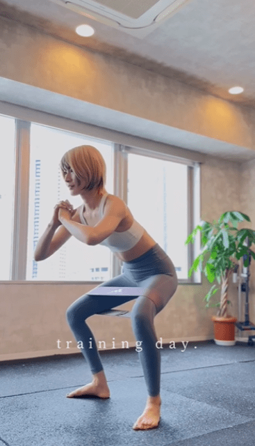 来栖うさこ、"トレーニング内容チラ見せ"ムービーの超絶スレンダー美ボディにファンの視線釘付け！？