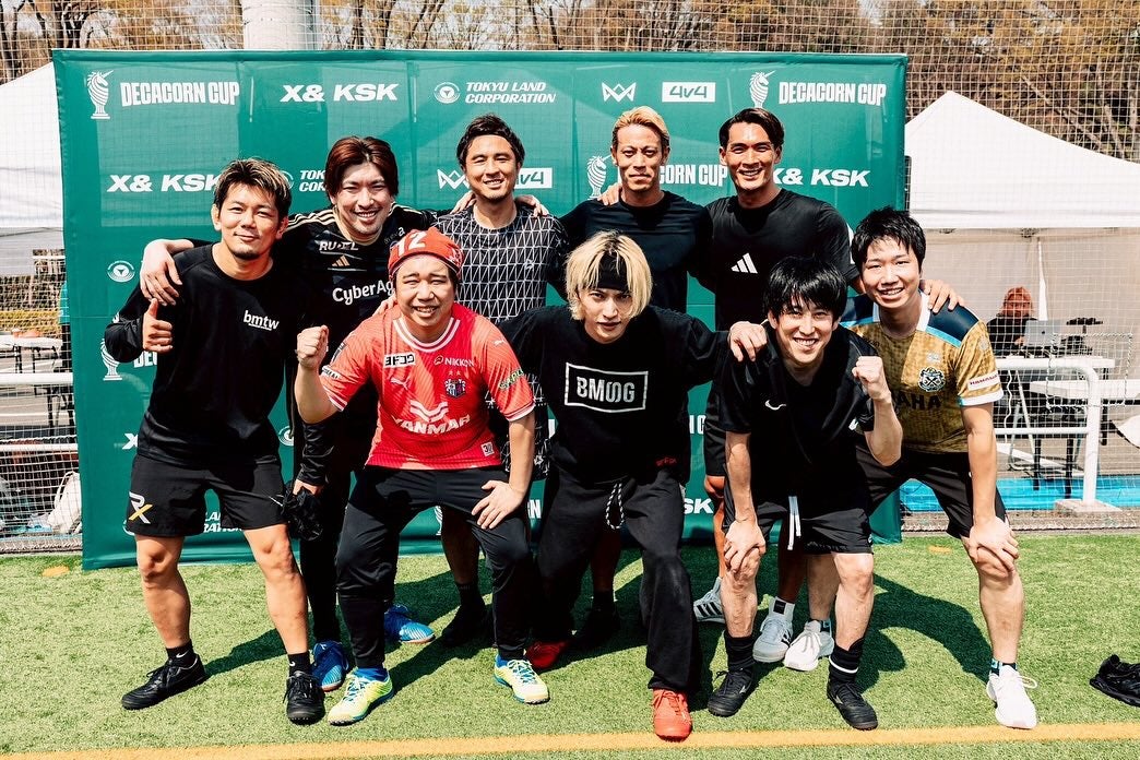 『DECACORN CUP』優勝の本田圭佑がお笑いタレント・りんたろー。らとの集合写真を投稿！　「素晴らしいメンバー」