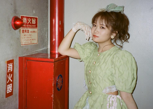 秋元真夏が“80年代アイドル”に大変身　その姿に多くのいいねが