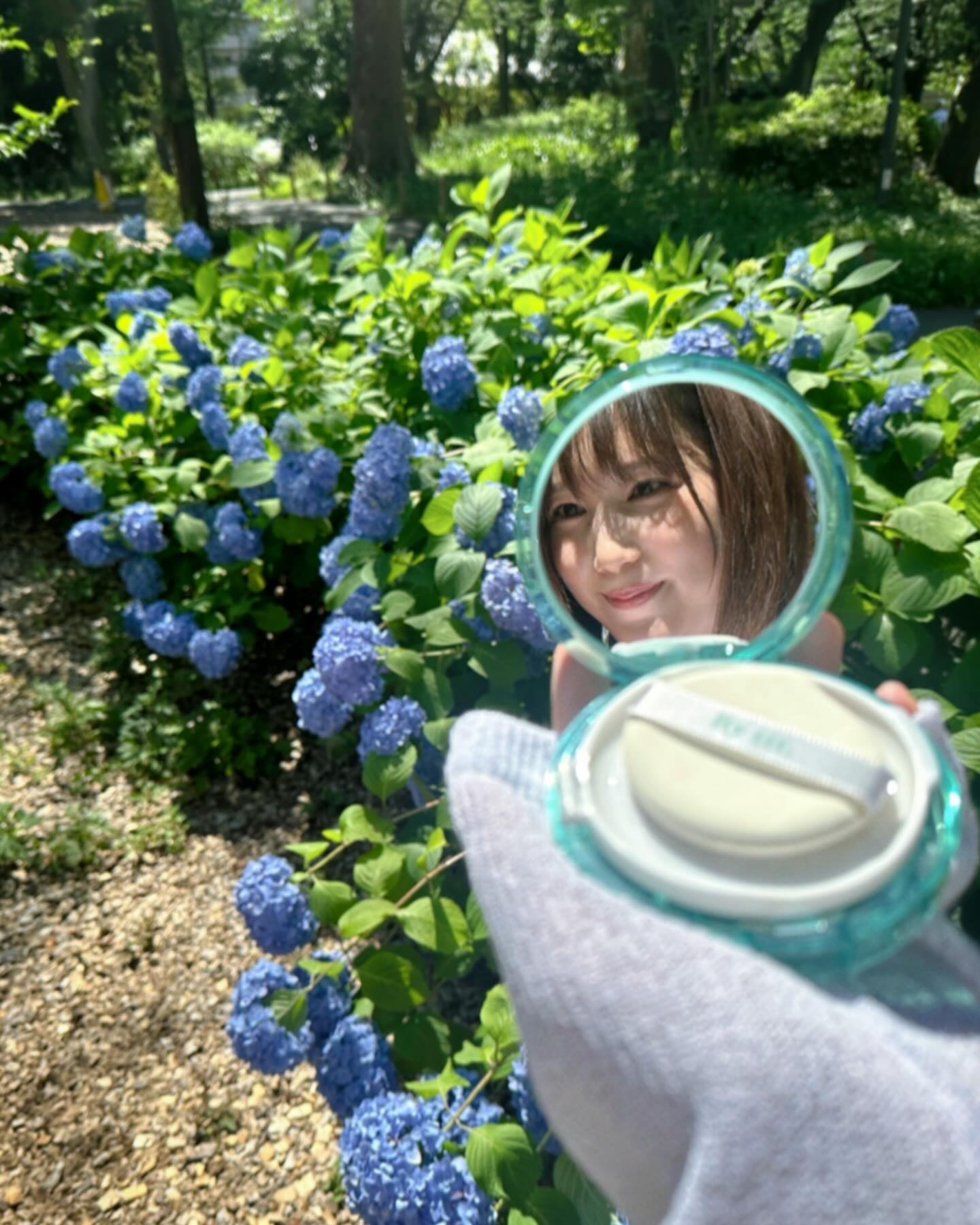 本田翼、手鏡越しのソロショットにファン崇拝⁉︎「手鏡越しの推しは格別」「花よりバッサー」