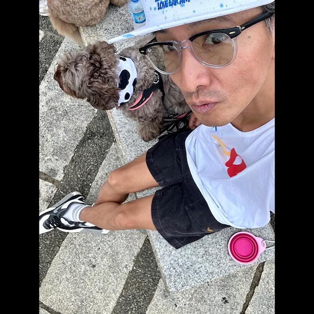 木村拓哉が愛犬との最新ショット🐶 過ごしやすい散歩日和✨