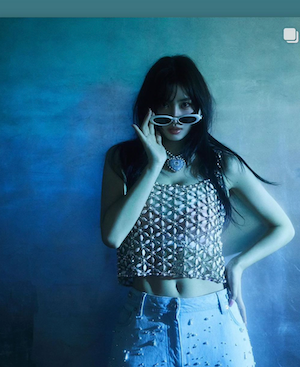 ブルーなライトに照らされた超人気アイドル　腹チラッショットを公開！