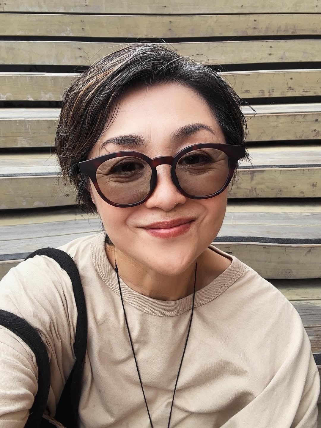 サングラスが眩しい！爽やかな笑顔の香坂みゆき、自由が丘で見せた夏の素顔ショット！！