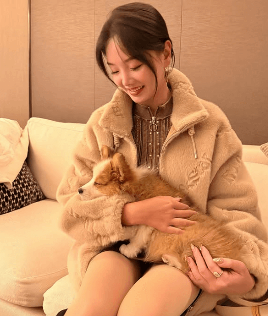 「特上席だワンっ」あの美女アスリート、愛犬乗せの膝枕ショットを公開！ファン羨望の眼差し「わんこが羨ましいよ…」