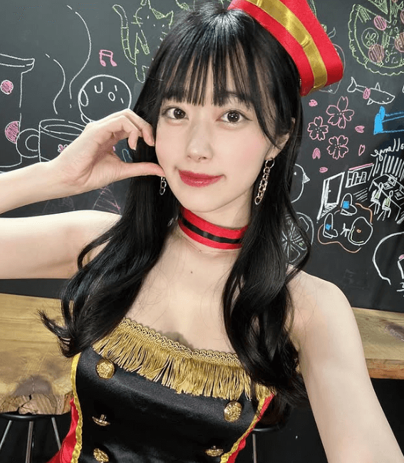 「ネットニュースで見ました！」黒髪の人気ラウンドガール、”片割れのほっぺた・ハートショット”にファン・ノックアウト！