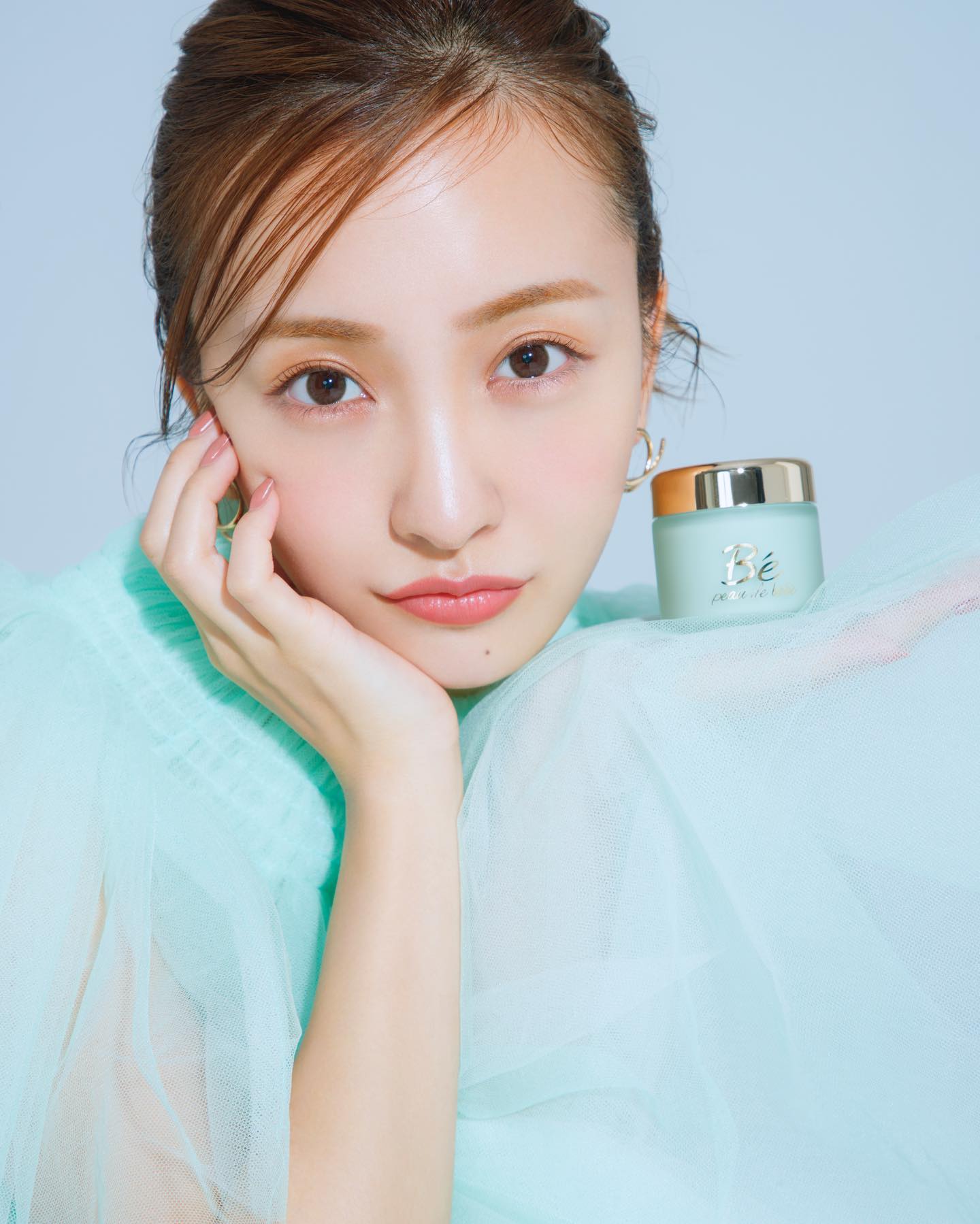 「何枚目がすき？」板野友美が新ビジュアルを公開✨