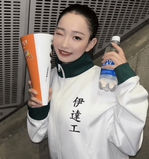 「かっこいい！」元プロ野球の美女チア、”ハイキューのコスプレ姿”を披露！ファン歓喜「キャラに合わせて急に眉毛剃らないで下さいね」