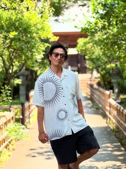 太陽モチーフのシャツが似合いすぎ！俳優・伊勢谷友介の最新ショットが「かっこいい」が話題に！