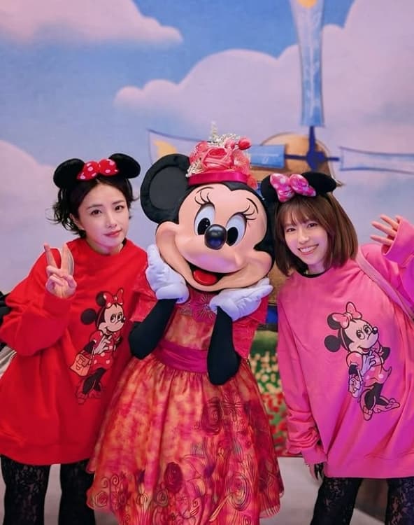 「どのくらいのペースでディズニー行ってるの⁉」若槻千夏の桜ミニーとのツーショットが“尊すぎる”と話題に