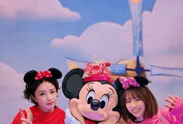 「どのくらいのペースでディズニー行ってるの⁉」若槻千夏の桜ミニーとのツーショットが“尊すぎる”と話題に