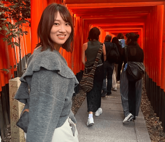 「無尽蔵に連なる鳥居と美女！」めっカワわのプロゴルファー、”神々しさMAX・ショット”でファンの心が浄化！「かっ、可愛いっ」