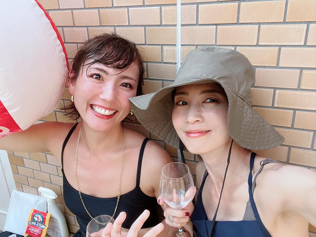 2児の母、元グラドルの安田美沙子が水着姿で自宅プールを楽しむ様子を披露！「母ちゃん細い！」