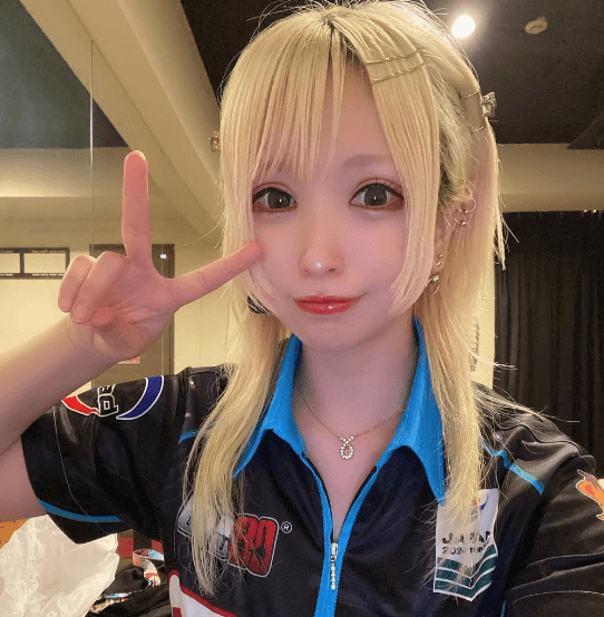 コスプレイヤー兼任の美女ダーツプロ・小野寺由貴、”見納め”のキュートなユニフォームショットを披露