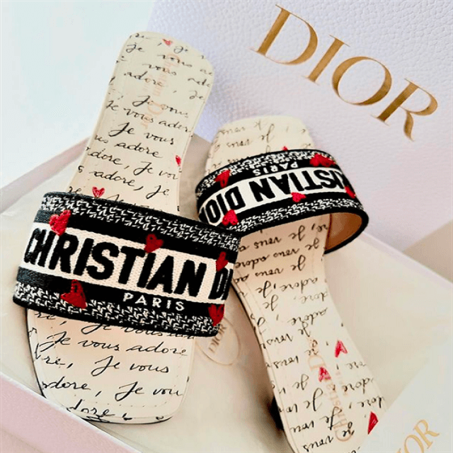 手島優、夫からのハイセンスなブランドギフトに感激！幸せオーラ満点