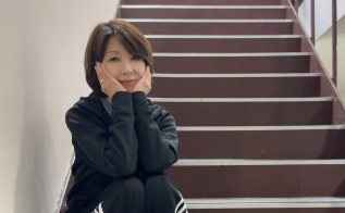 伊藤蘭、舞台稽古の合間にリラックスショット「お元気ですか？」